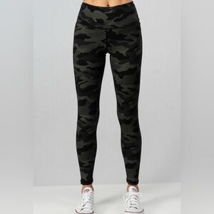 Women's Camo Metallic Print Leggings - NEW - Size Large